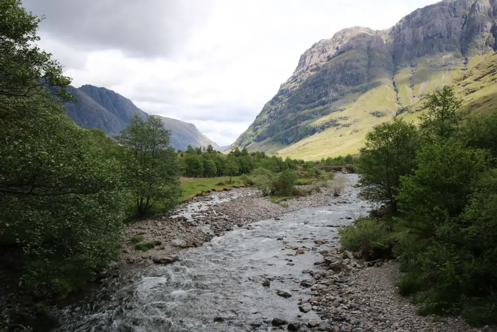 Rivière Coe au pied des montagnes de Glencoe