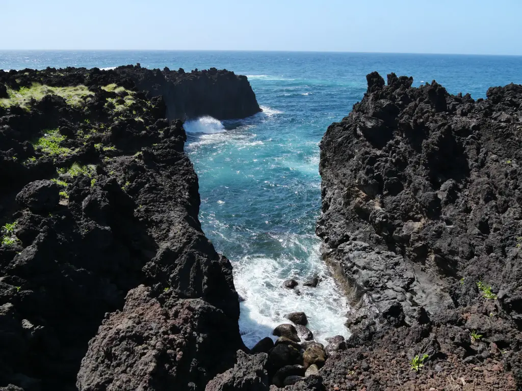 Océan entre les roches volcaniques de Ponta da Ferraria