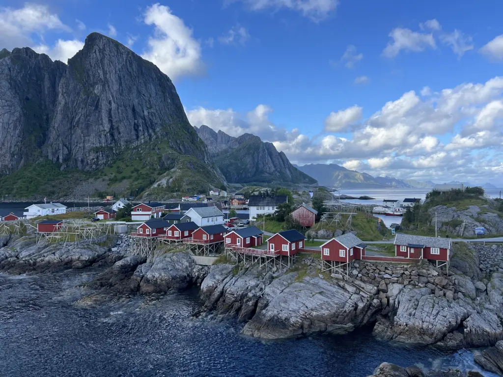 Rorbuer de Hamnøy au pied des montagnes des Lofoten