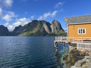 Rorbuer jaunes de Sakrisøy dans les îles Lofoten