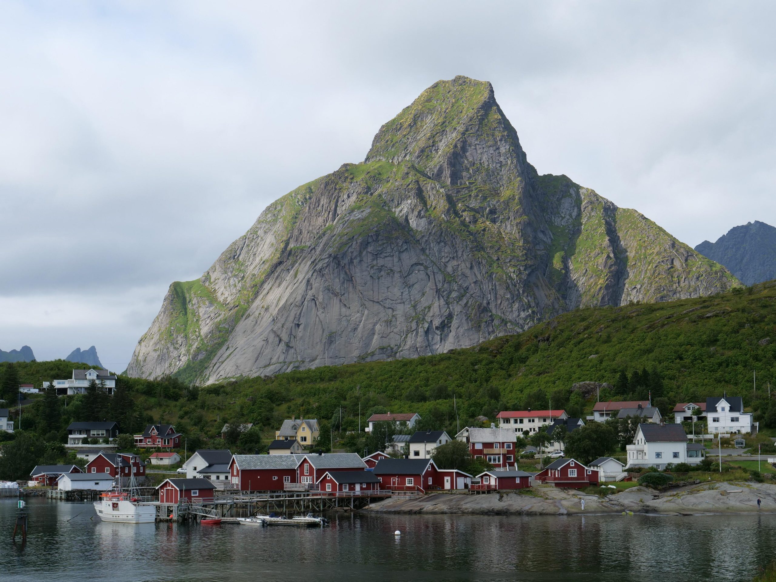 Maisons de pêcheurs et montagnes près de Reine