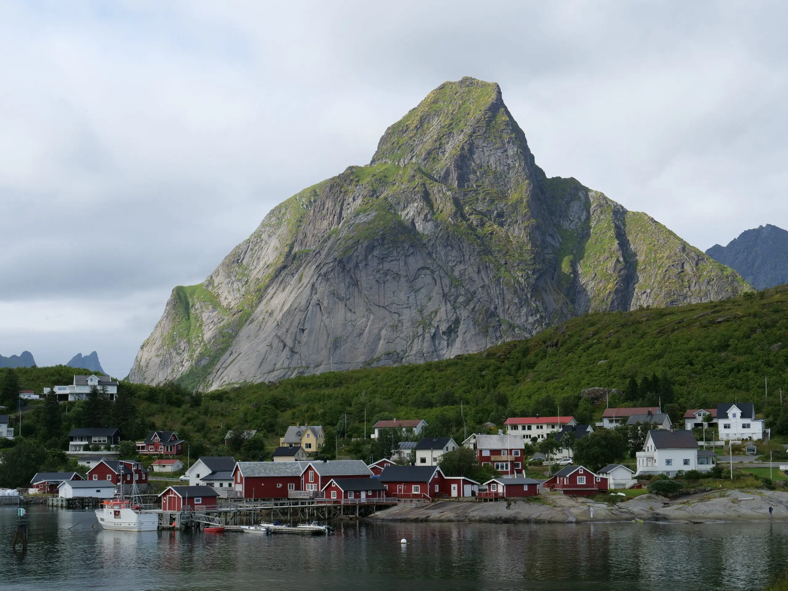 Maisons de pêcheurs et montagnes près de Reine
