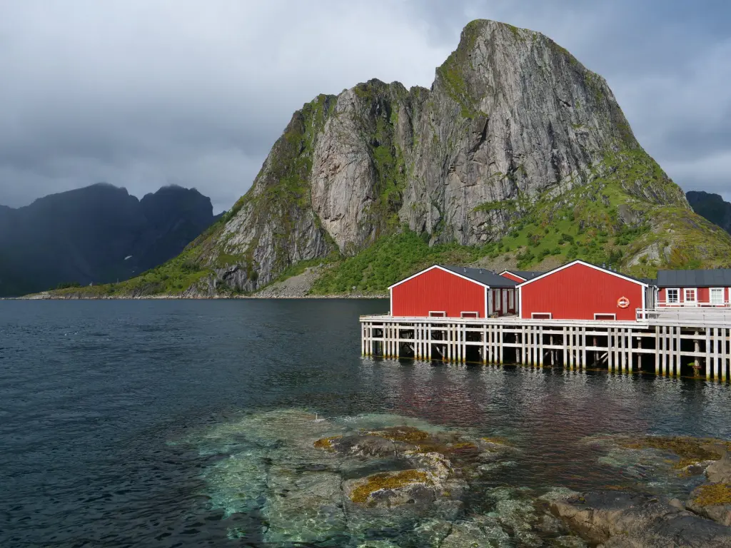 Route vers Å et montagnes du sud des Lofoten