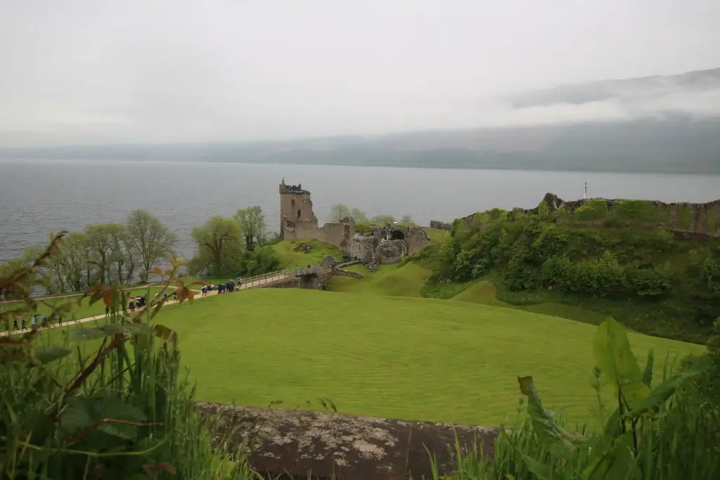Ruines d'Urquhart Castle au bord du Loch Ness