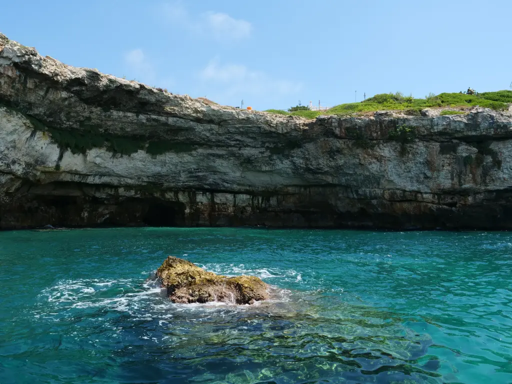 Falaises et grotte côtière à Santa Maria di Leuca