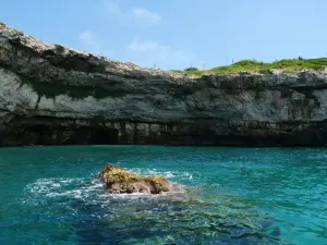 Falaises et grotte côtière à Santa Maria di Leuca