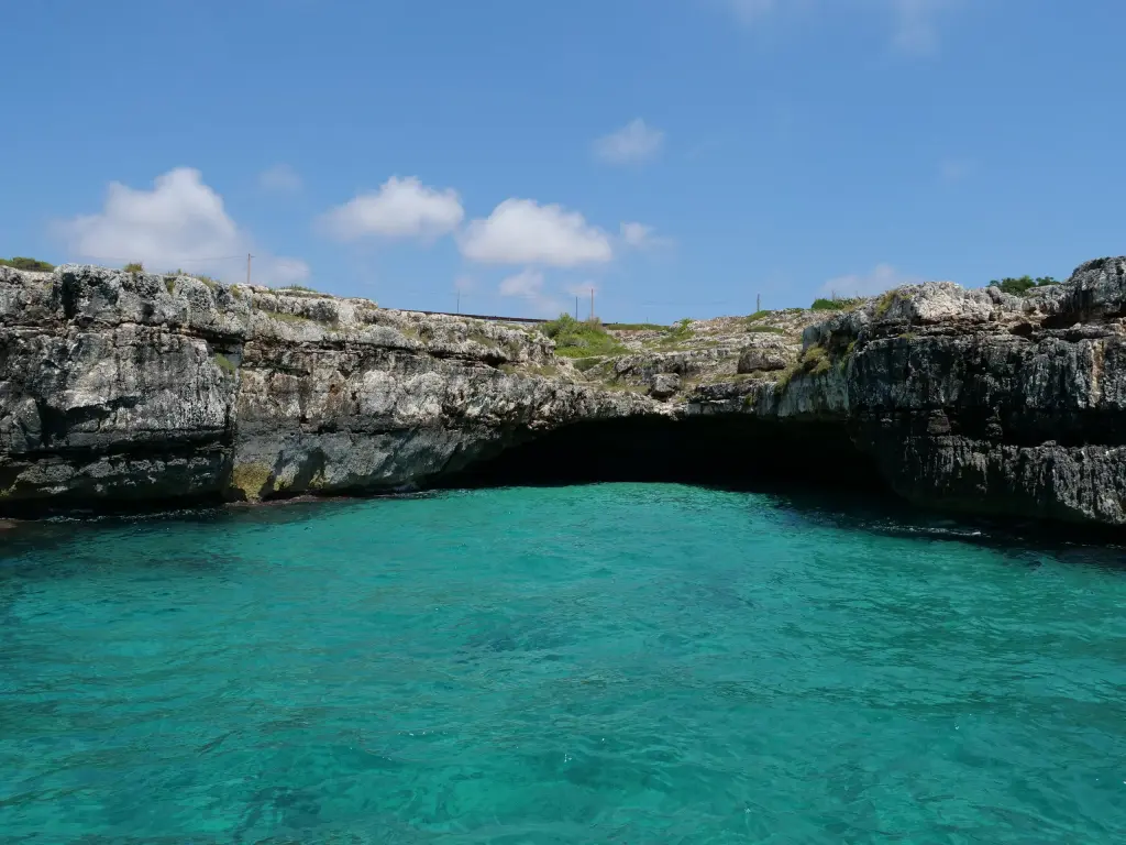 Eau turquoise devant une grotte de Santa Maria di Leuca
