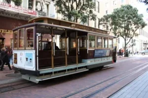 Cable car historique dans les rues de San Francisco