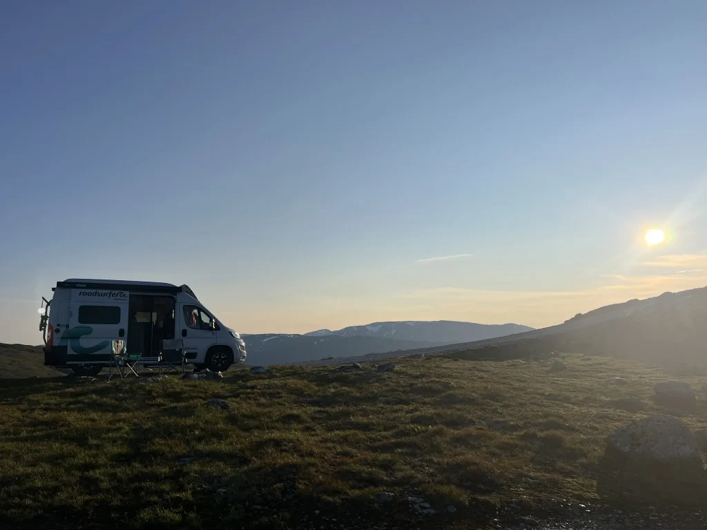 Spot en van sur les hauteurs de l'Aurlandsfjellet