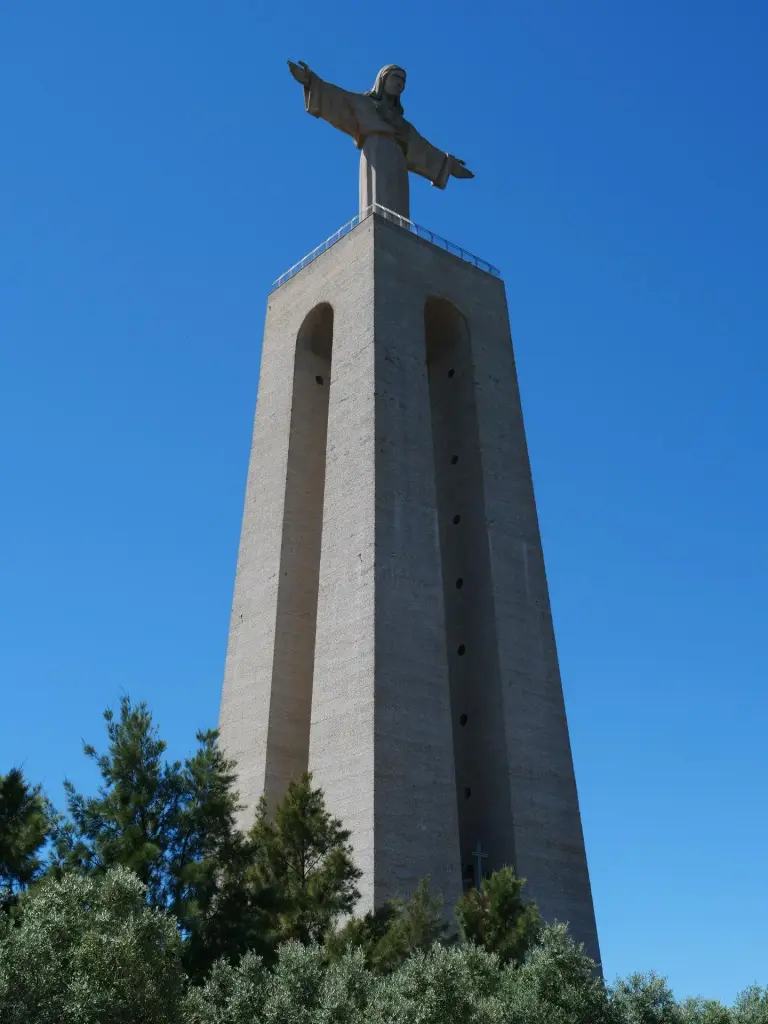 Statue du Cristo Rei vue depuis son esplanade à Almada
