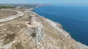 Torre Pozzelle et côte des Pouilles vues par drone