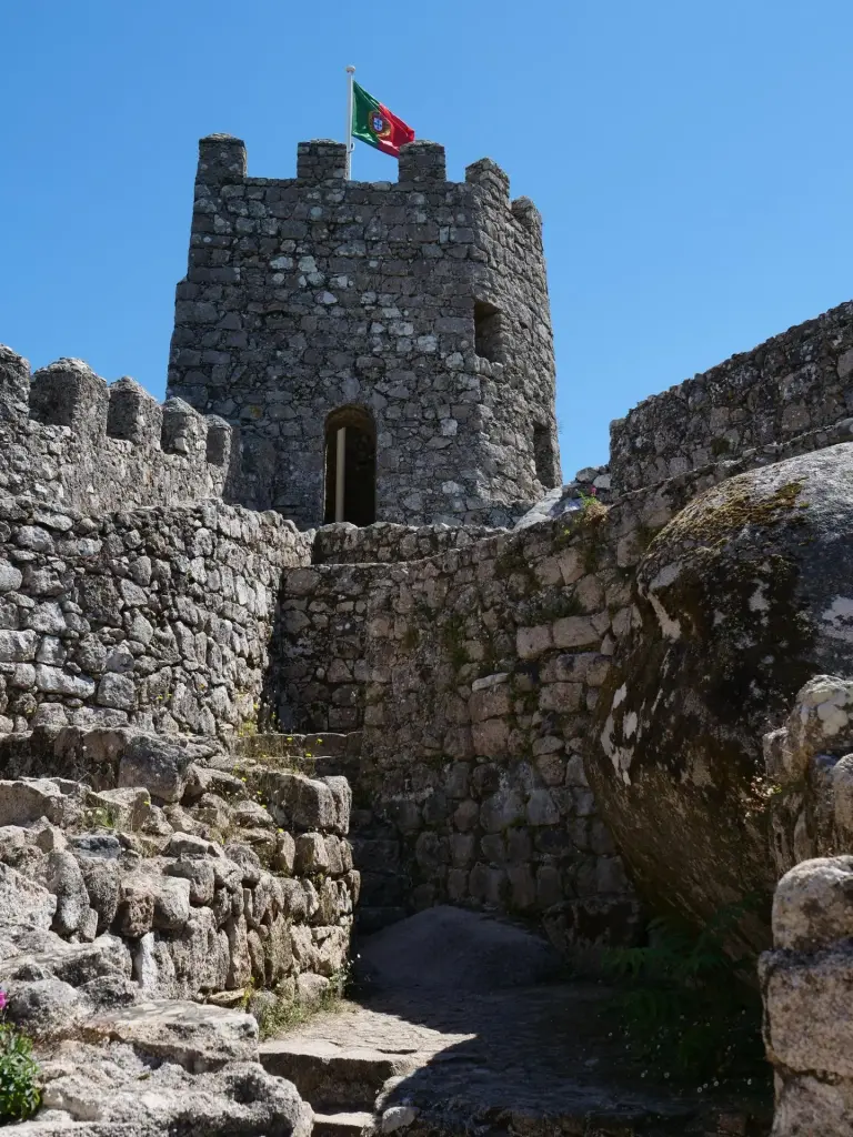 Tour et drapeau du château des Maures à Sintra