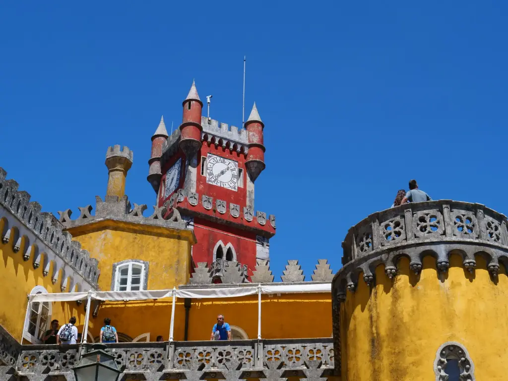 Tour de l'horloge colorée du palais de Pena à Sintra