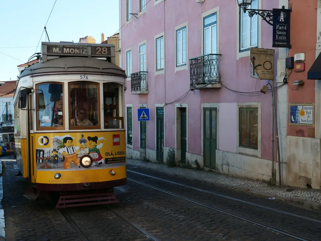 Tramway 28 devant les façades colorées de l'Alfama