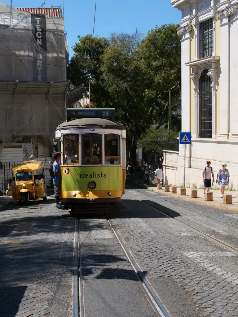 Tramway 28 dans une rue pavée de Lisbonne
