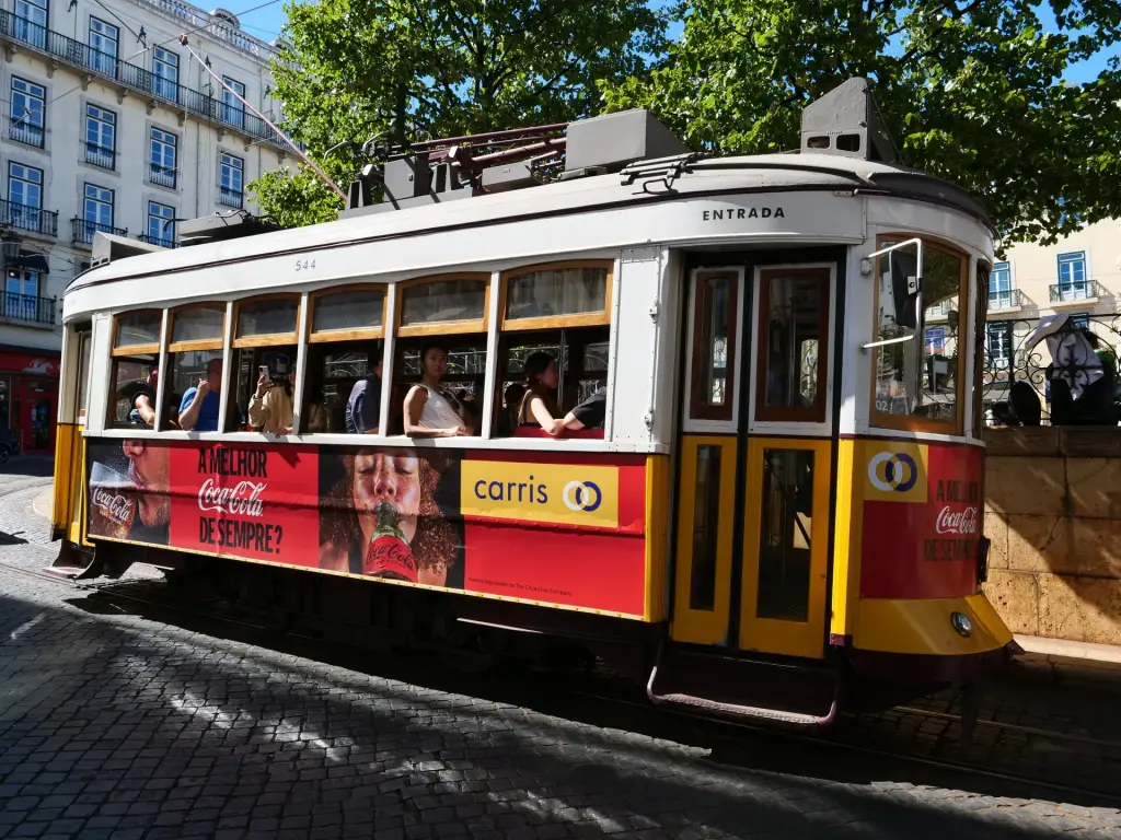 Tramway historique jaune et rouge dans Lisbonne