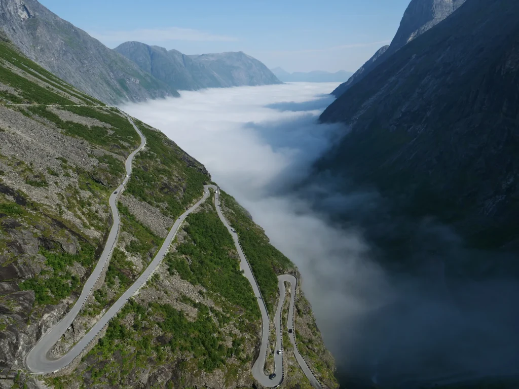 Trollstigen dans les nuages au petit matin