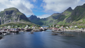 Vue aérienne de la côte sud des îles Lofoten