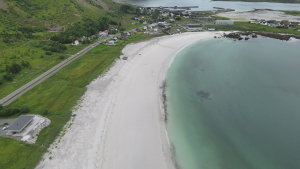Vue aérienne de la plage d'Uttakleiv dans les îles Lofoten