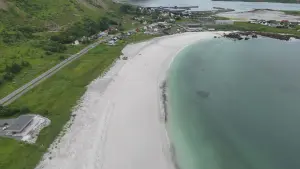 Vue aérienne de la plage d'Uttakleiv dans les îles Lofoten