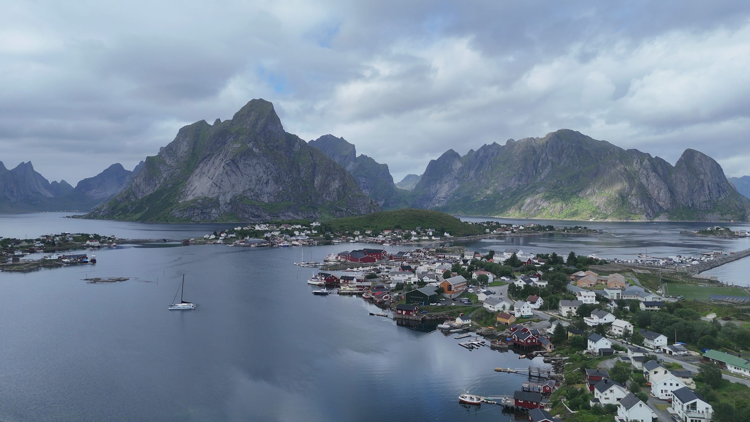 Vue aérienne de Reine et de ses montagnes dans les îles Lofoten