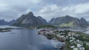 Vue aérienne de Reine et de ses montagnes dans les îles Lofoten