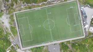Stade de football de Henningsvær vu par drone dans les îles Lofoten