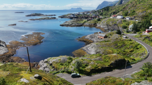 Village côtier et route des îles Lofoten vus par drone
