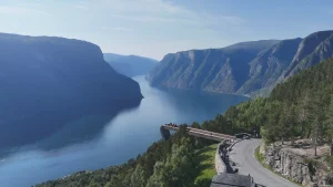 Vue sur l'Aurlandsfjord depuis la plateforme de Stegastein en Norvège