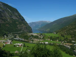 Vue sur le fjord de Flåm depuis Brekkefossen en Norvège