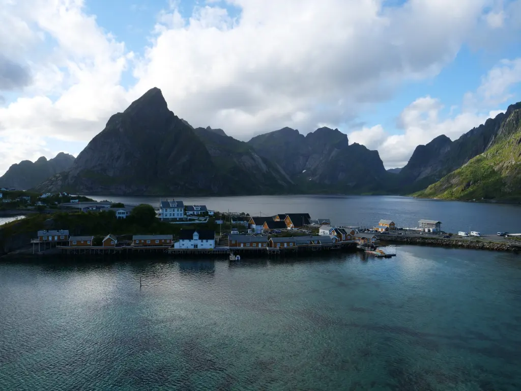Vue de Sakrisøy vers Reine dans les îles Lofoten