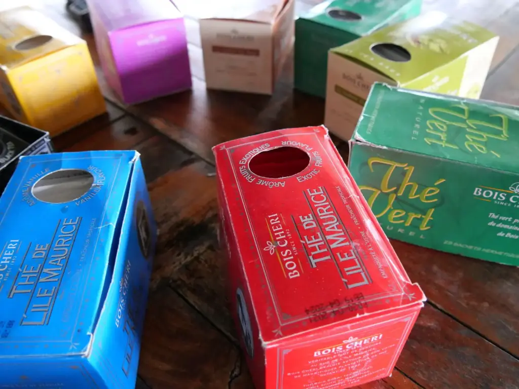 Boîtes de thé colorées proposées à Bois Chéri