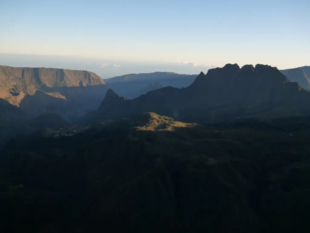 Cirque montagneux de La Réunion vu depuis un hélicoptère