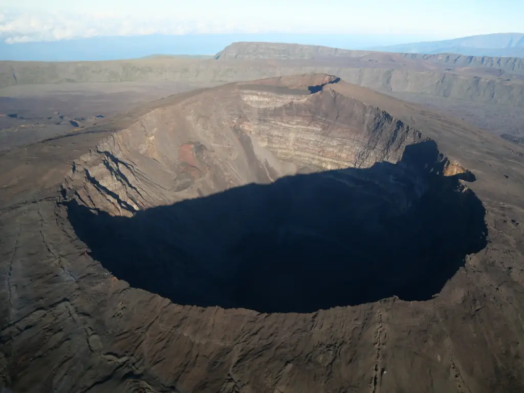 Cratère Dolomieu du Piton de la Fournaise vu depuis un hélicoptère