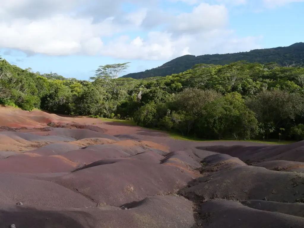 Dunes de terre aux nuances rouges à la Terre des Sept Couleurs