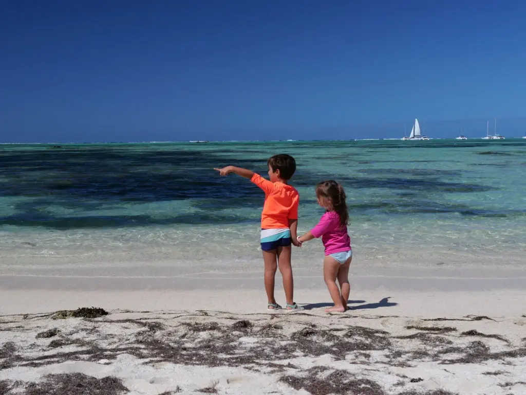 Nos enfants au bord de l'eau sur la plage de l'île aux Cerfs