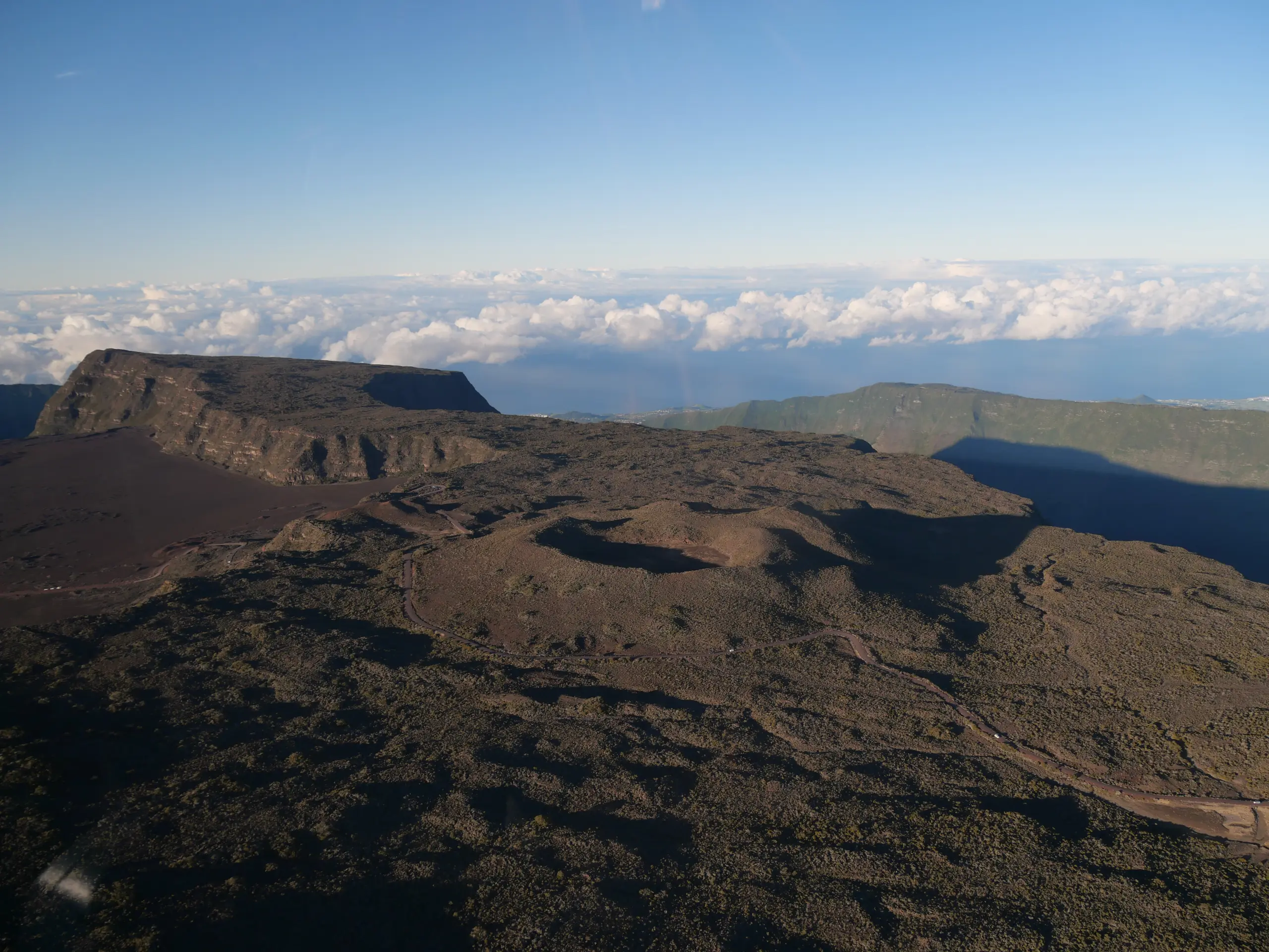 Piton de la Fournaise et paysages volcaniques de La Réunion vus depuis un hélicoptère