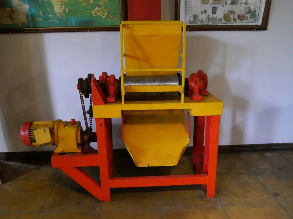 Machine jaune exposée dans la fabrique de thé de Bois Chéri