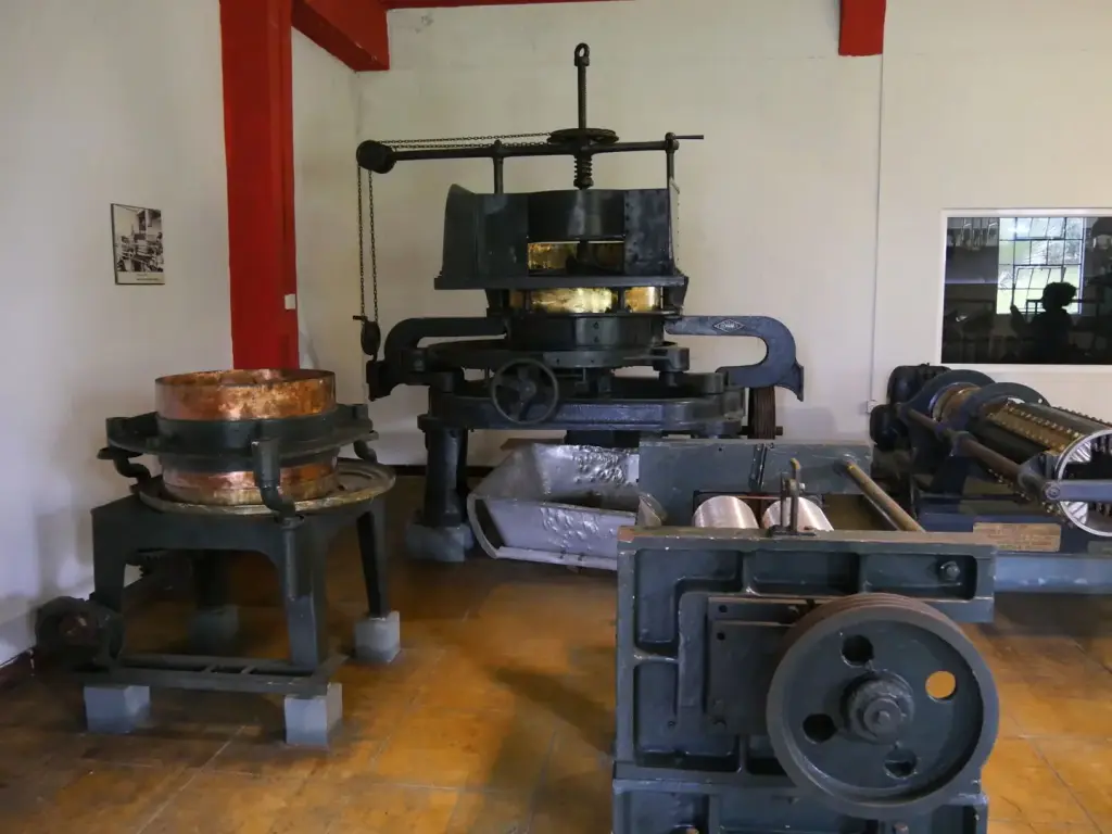 Ensemble de machines anciennes dans la fabrique de thé de Bois Chéri