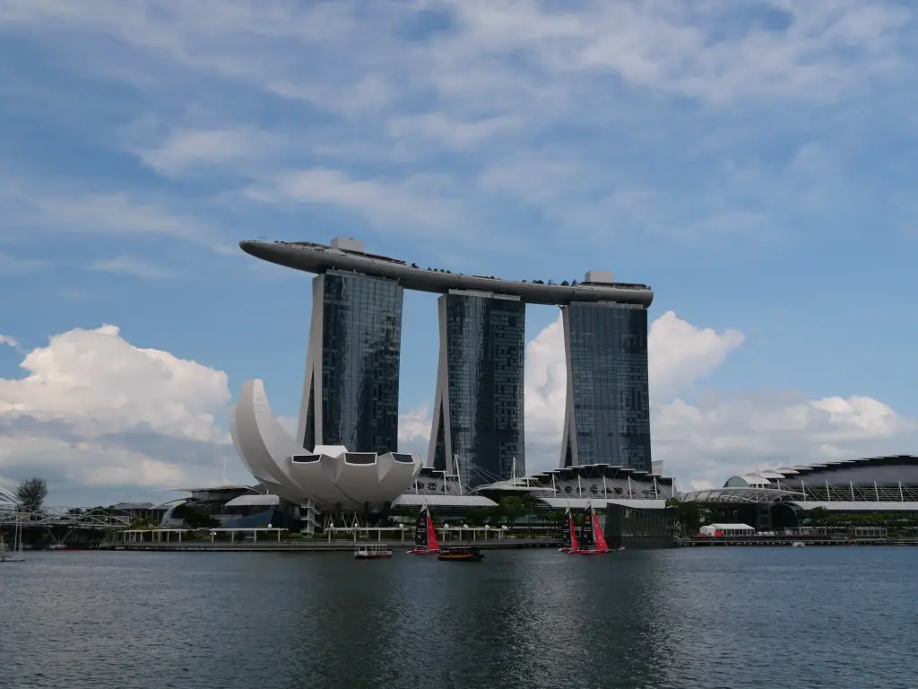 Marina Bay Sands depuis les quais de Singapour