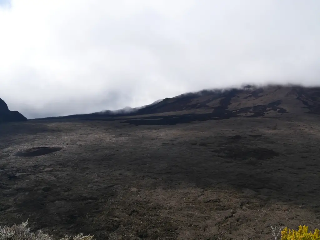 Piton de la Fournaise sous les nuages depuis le Pas de Bellecombe