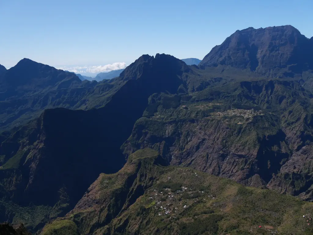 Reliefs découpés du cirque de Mafate observés depuis le Maïdo