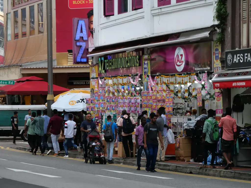 Rue commerçante animée de Little India à Singapour