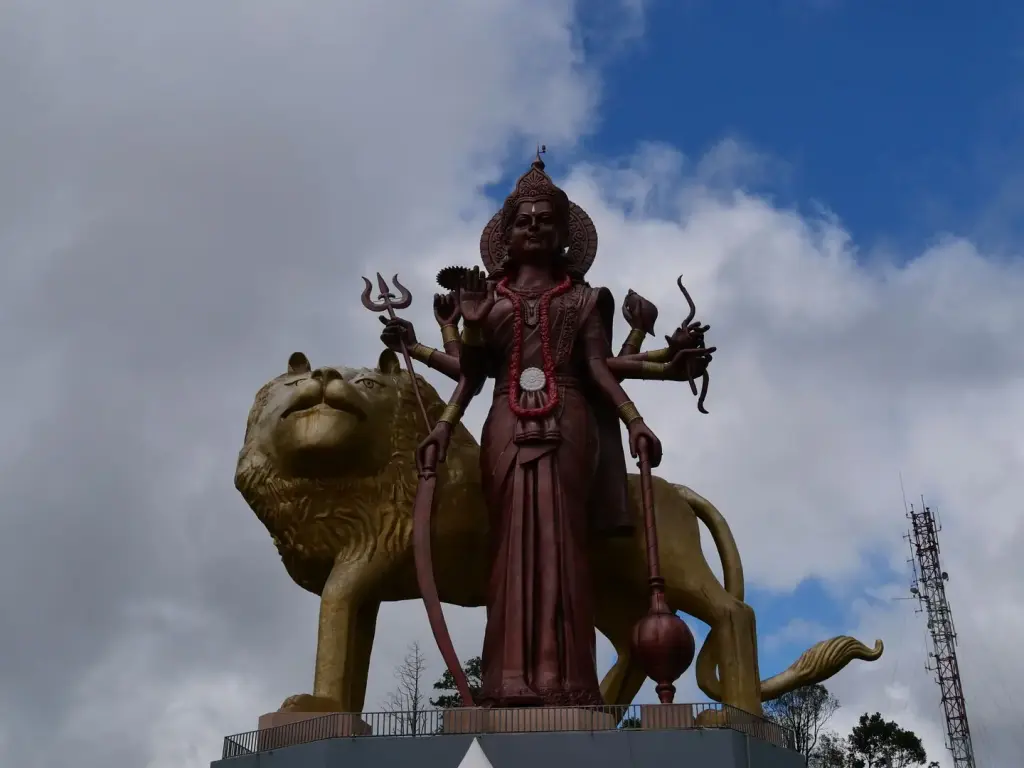 Grande statue d'une divinité hindoue près de Grand Bassin