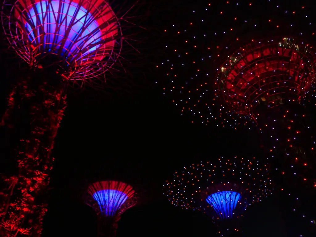 Supertrees illuminés de rouge pendant le spectacle nocturne