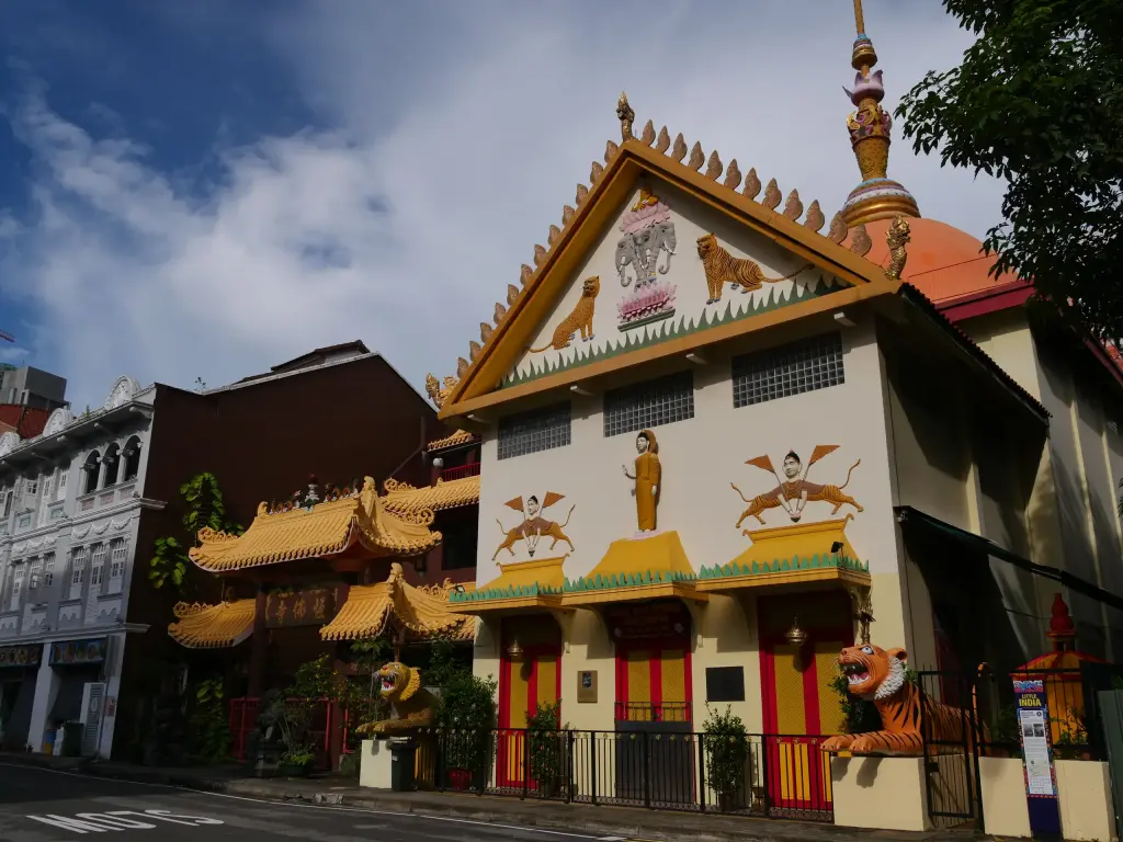 Temple coloré dans le quartier de Little India à Singapour