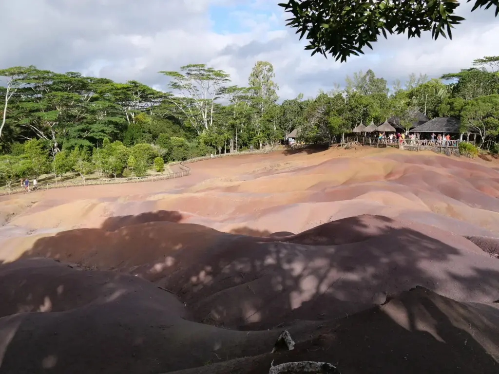 Vue sur les terres colorées de Chamarel et leur relief ondulé