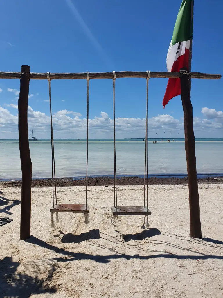 Balançoires installées face à la mer sur une plage de Holbox