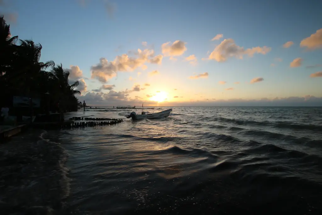 Coucher du soleil sur la mer à Holbox