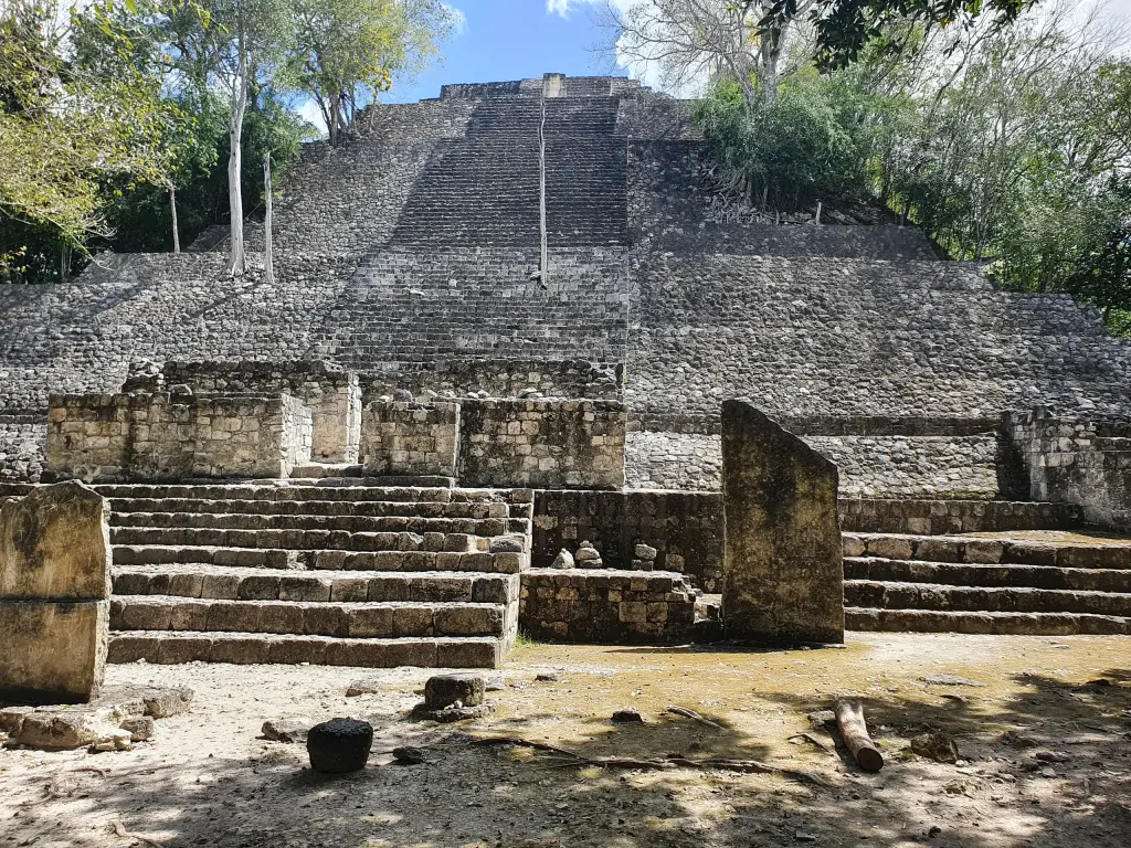 Escalier d'une pyramide maya à Calakmul